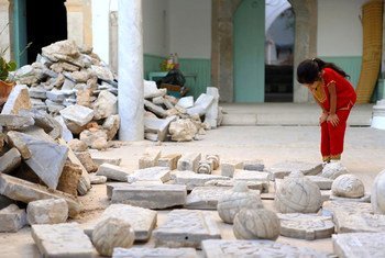 在利比亚的黎波里市中心被毁的奥斯曼巴沙苏菲神学院内，一个女孩注视着废墟。