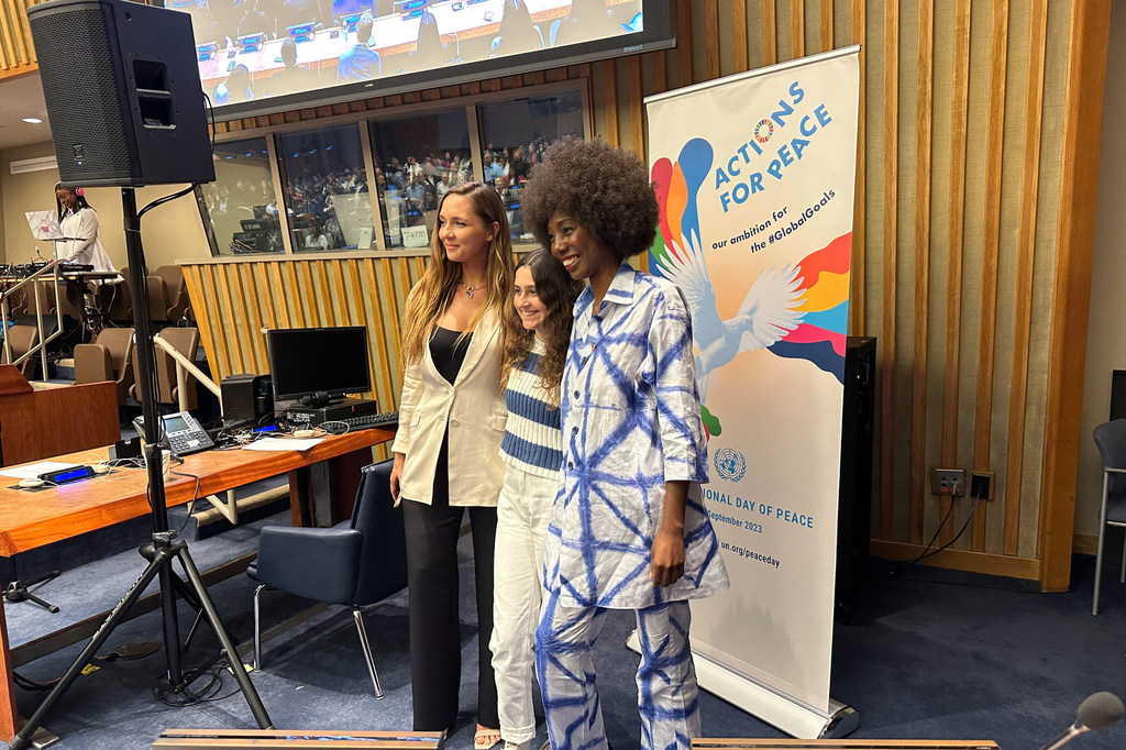Fondatrice de Mariama Fashion Production, Mariama Camara (à droite), créatrice de mode et activiste basée à New York avec les participants à l'événement jeunesse de la Journée internationale de la paix.