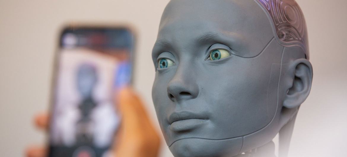 الروبوت أميكا أثناء عرضه في القمة العالمية للذكاء الاصطناعي من أجل الصالح العام التي انعقدت في صيف عام 2023.