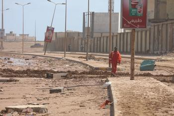 लीबिया के बन्दरगाह शहर डेरना में बाढ़ से बड़े पैमाने पर तबाही हुई है.