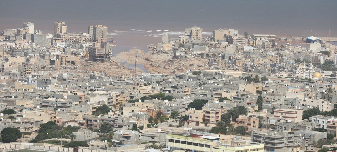 Ливийский город Дарна после разрушительного наводнения