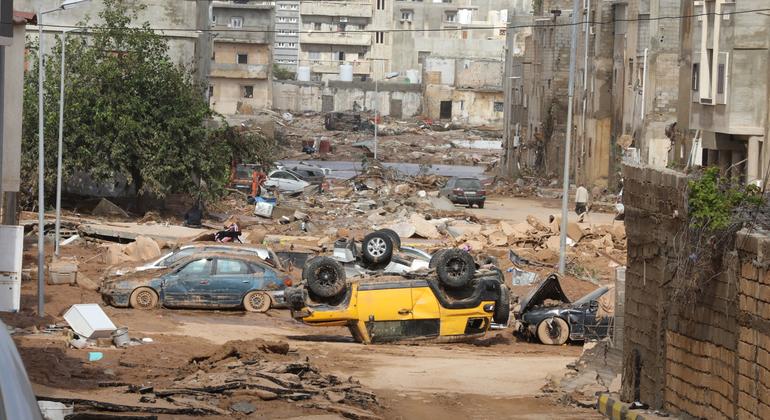 ألحقت السيول والفيضانات دمارا بالغا بأجزاء من مدينة درنة الليبية.