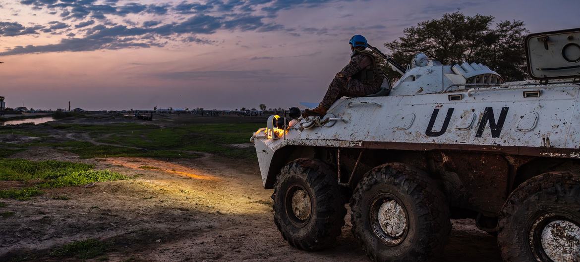 Las fuerzas de paz de la ONU en una patrulla nocturna en Sudán.