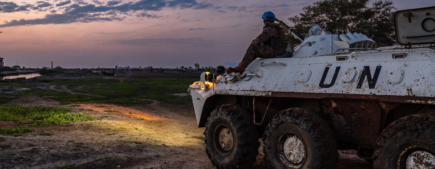 Capacetes azuis da ONU realizam patrulhas noturnas no Sudão.