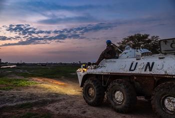 Capacetes azuis da ONU realizam patrulhas noturnas no Sudão.