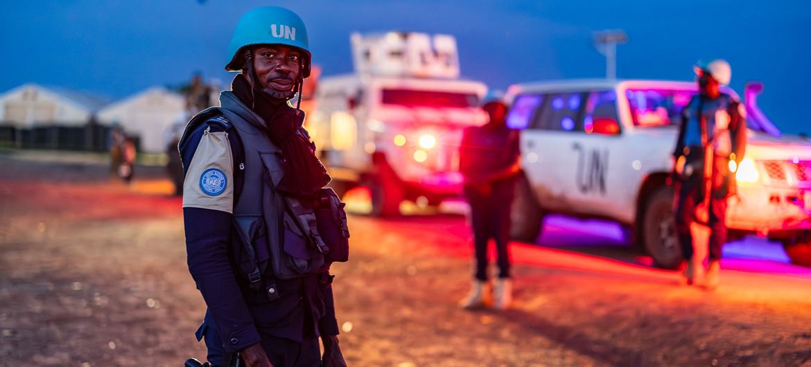 Des Casques bleus de l'ONU mènent une patrouille de nuit à Bentius, au Soudan du Sud.