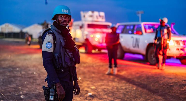 Des Casques bleus de l'ONU mènent une patrouille de nuit à Bentius, au Soudan du Sud.