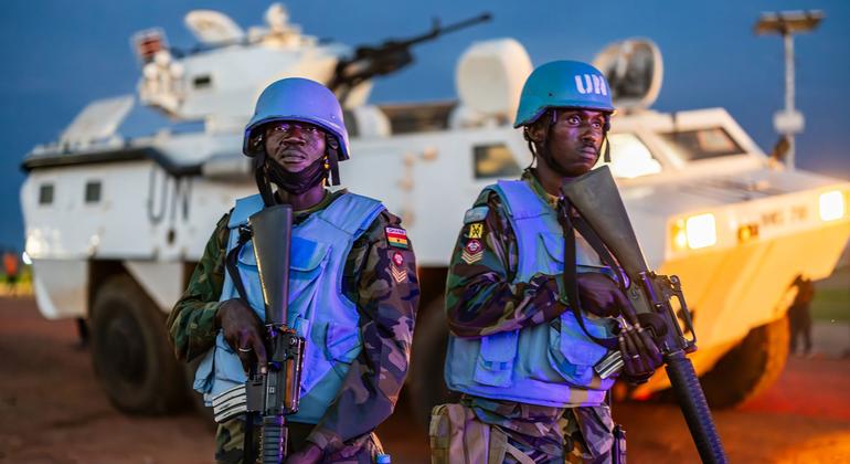 Des soldats de la paix ghanéens participent à une patrouille de nuit à Bentiu, au Soudan du Sud.