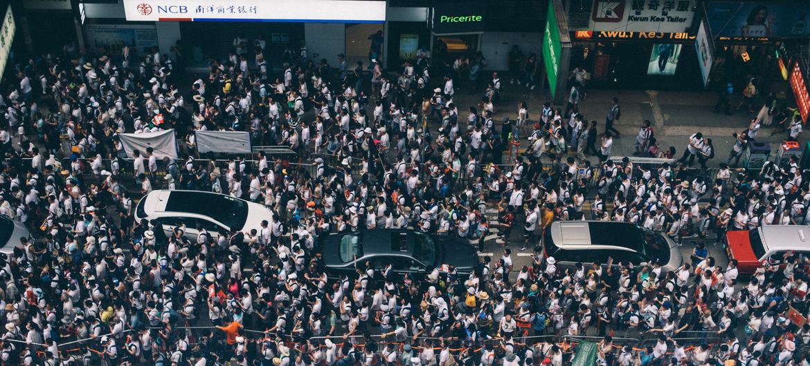 O direito de reunião pacífica, incluindo protestos, é um elemento essencial da democracia