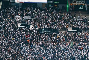 O direito de reunião pacífica, incluindo protestos, é um elemento essencial da democracia