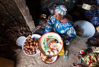 Une femme réfugiée centrafricaine vivant au Cameroun prépare de la nourriture pour ses clients.