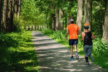 运动有助于防止体重增加过多，保持身体健康。