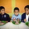 گوئٹے مالا کے ایک سکول میں بچے کھانا کھا رہے ہیں۔