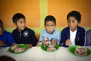 危地马拉的小学生在学校吃午餐。