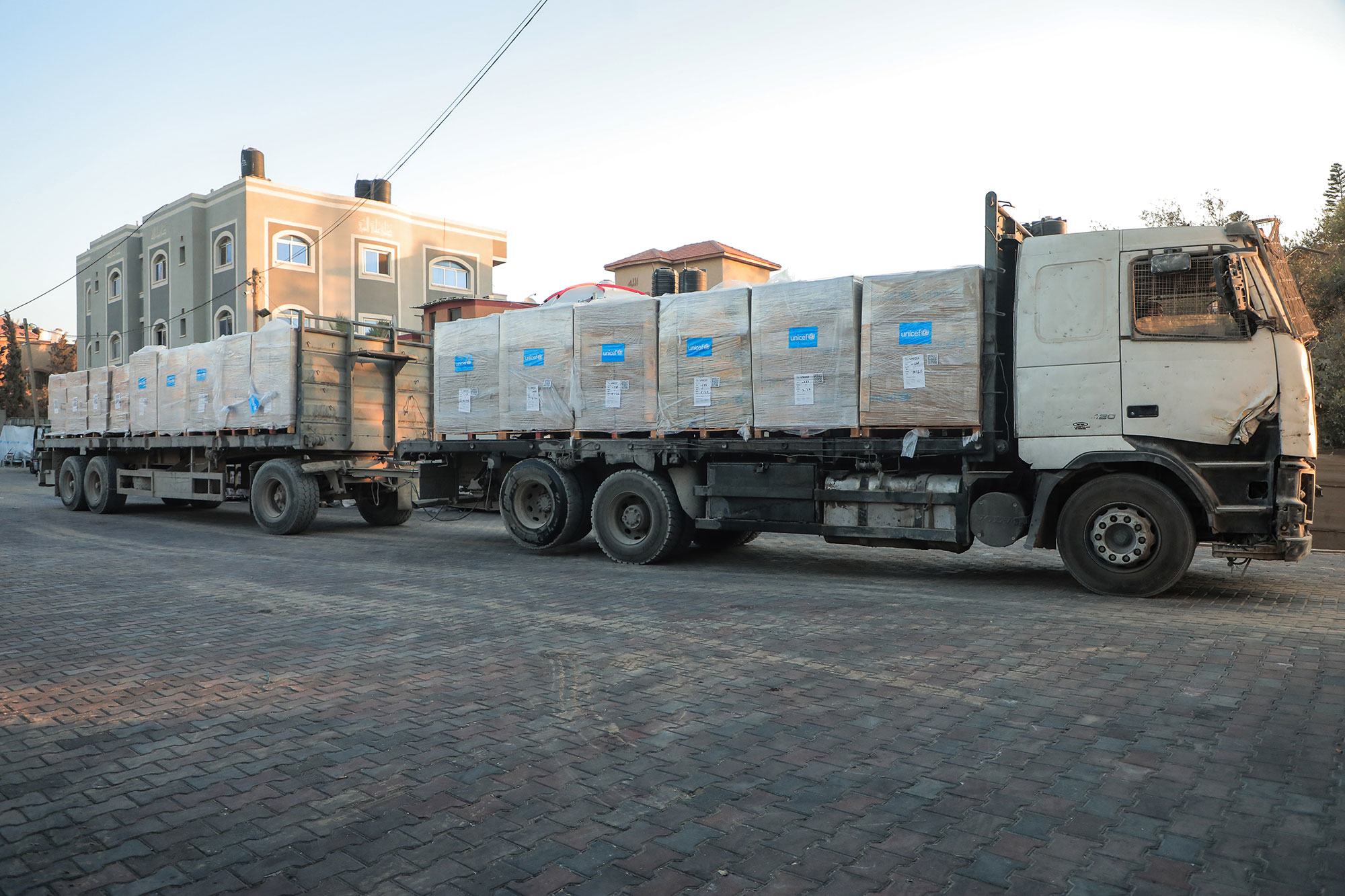 Des fournitures humanitaires arrivent dans un entrepôt de l'UNICEF à Deir Al Balah, dans le centre de la bande de Gaza.