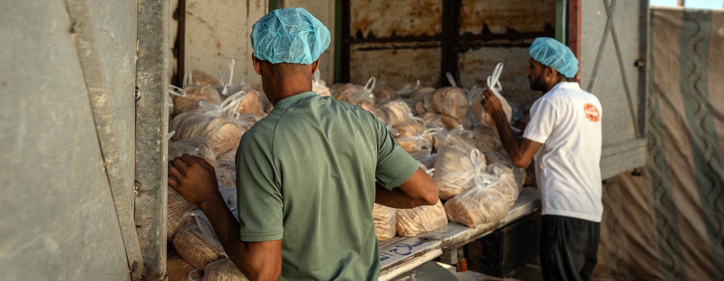 Le pain est prêt à être distribué par des agents du Programme alimentaire mondial (PAM) dans le camp de Nuseirat, dans le centre de Gaza.