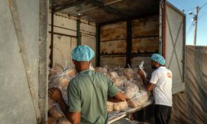 El pan está listo para su distribución en Nuseirat, Gaza.