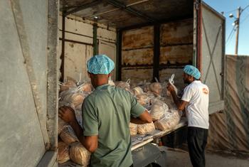 Le pain est prêt à être distribué par des agents du Programme alimentaire mondial (PAM) dans le camp de Nuseirat, dans le centre de Gaza. Le pain est prêt à être distribué par des agents du Programme alimentaire mondial (PAM) dans le camp de Nuseirat, dans le centre de Gaza.