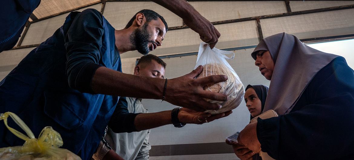 Se distribuye pan en una panadería de Nuseirat, Gaza.