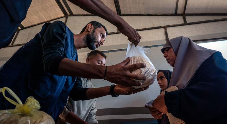 Distribution de pain dans une boulangerie du camp de réfugiés de Nuseirat, à Gaza.