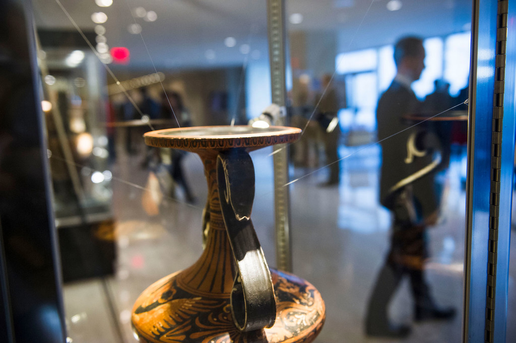 一件文物在联合国总部举办的以保护文化遗产为主题的展览中展出。