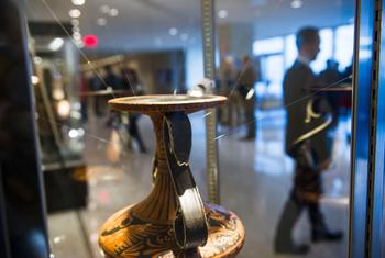 Un artefact est exposé lors d'une exposition au siège des Nations Unies consacrée à la protection du patrimoine culturel.