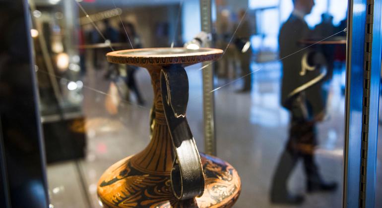Un artefact est exposé lors d'une exposition au siège des Nations Unies consacrée à la protection du patrimoine culturel.