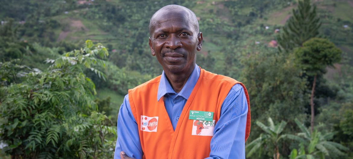 Agente de saúde da aldeia, Timothy Mbene Masereka, em Uganda.