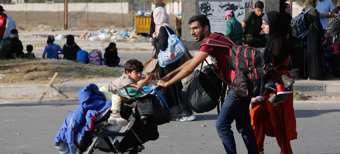 Сотни тысяч палестинцев пытаются найти убежище на юге сектора.