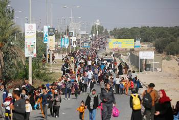 آلاف الفلسطينيين اضطروا إلى النزوح من شمال قطاع غزة بعد أوامر الإجلاء التي أصدرتها السلطات الإسرائيلية.