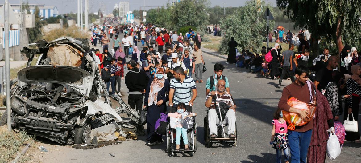 Los palestinos siguen huyendo de las zonas más peligrosas de la Franja de Gaza.