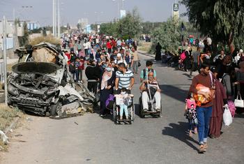 آلاف الفلسطينيين اضطروا إلى النزوح من شمال غزة بسبب استمرار القصف وأوامر السلطات الإسرائيلية بمغادرة المنطقة.