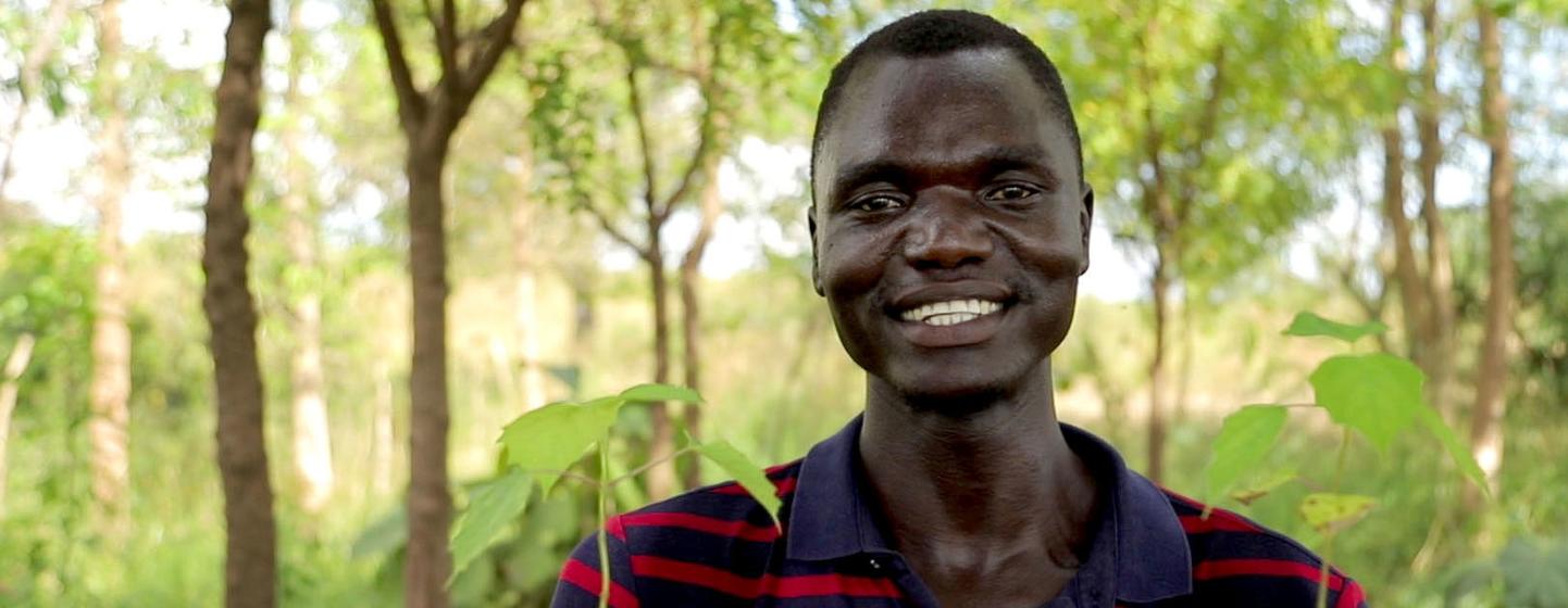 Opira Bosco Okot, réfugié sud-soudanais et militant pour le climat, enseigne à des élèves en Ouganda.