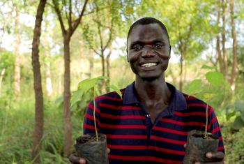 Opira Bosco Okot, réfugié sud-soudanais et militant pour le climat, enseigne à des élèves en Ouganda. Opira Bosco Okot, réfugié sud-soudanais et militant pour le climat, enseigne à des élèves en Ouganda.