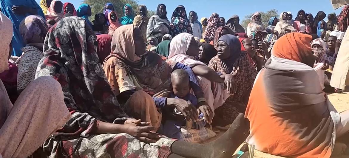 Displaced Sudanese people wait to receive food from the World Food Programme (WFP). (file)