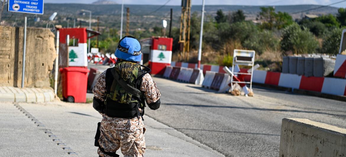 حفظة السلام التابعون لقوة الأمم المتحدة المؤقتة في لبنان (اليونيفيل)، يقومون بأنشطتهم على طول الخط الأزرق.