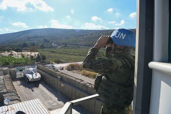 Um soldado de paz da ONU olha de uma posição da Unifil no sul do Líbano