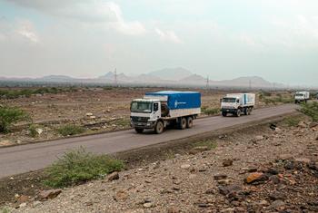 القافلة الأولى التابعة لبرنامج الأغذية العالمي التي انطلقت من بورتسودان نحو غرب السودان.