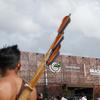 Miembros del pueblo indígena Munduruku se manifiestan ante la sede de la Conferencia de la ONU sobre el Clima en Belém, Brasil.