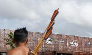 Miembros del pueblo indígena Munduruku se manifiestan ante la sede de la Conferencia de la ONU sobre el Clima en Belém, Brasil.