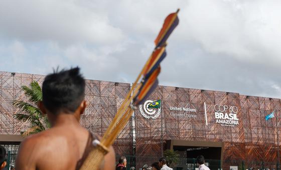 Miembros del pueblo indígena Munduruku se manifiestan ante la sede de la Conferencia de la ONU sobre el Clima en Belém, Brasil.