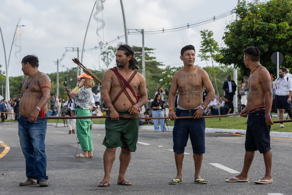 سكان أصليون يغلقون مدخل مؤتمر الأمم المتحدة للمناخ في بيليم بالبرازيل.