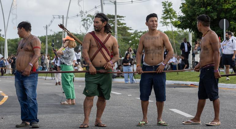巴西贝伦联合国气候大会入口处遭土著人封锁。