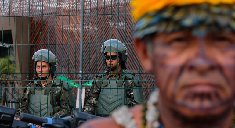  联合国气候大会会场外，安保人员严阵以待，穆杜鲁库原住民在此举行抗议活动。
