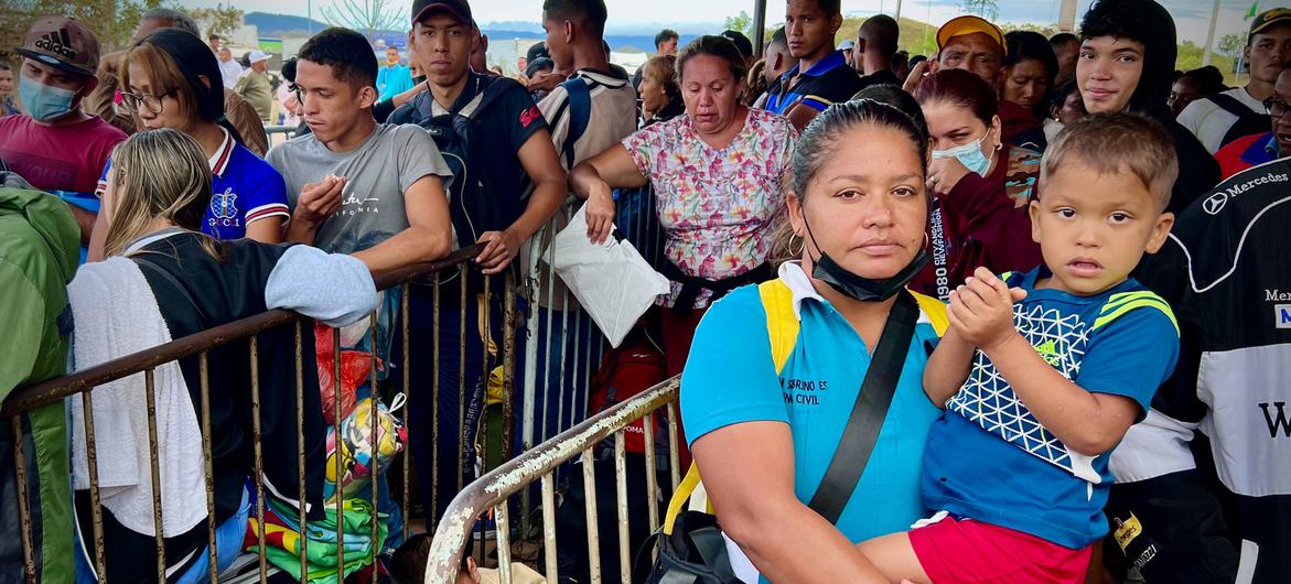 Migrantes venezuelanos aguardam procedimentos de imigração em Pacaraima, cidade do norte do Brasil. 