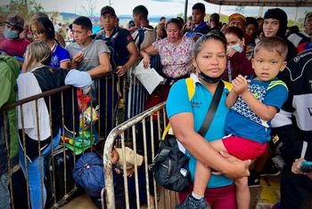 Migrantes venezolanos hacen cola para los trámites de migración en Pacaraima, ciudad del norte de Brasil. 