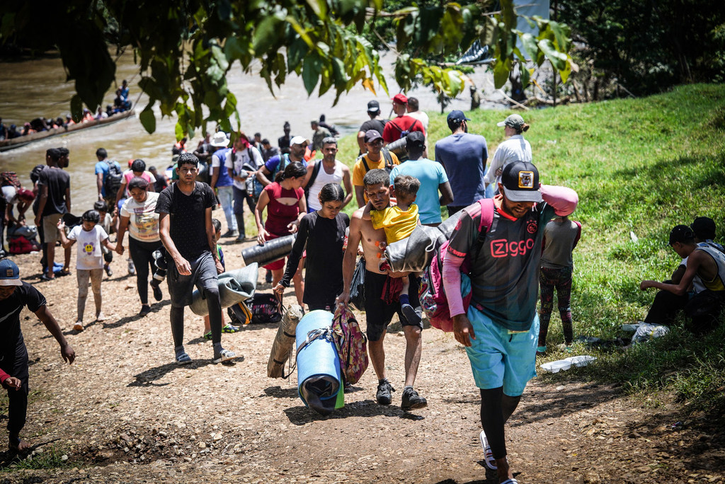 Migrantes fogem da instabilidade econômica, conflitos e situações adversas