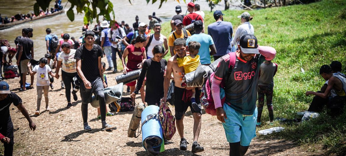 Migrantes llegan a un centro de acogida temporal en Panamá tras cruzar la selva del Darién, en Centroamérica.