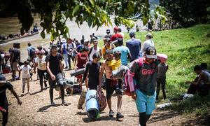 Migrantes llegan a un centro de acogida temporal en Panamá tras cruzar la selva del Darién, en Centroamérica.