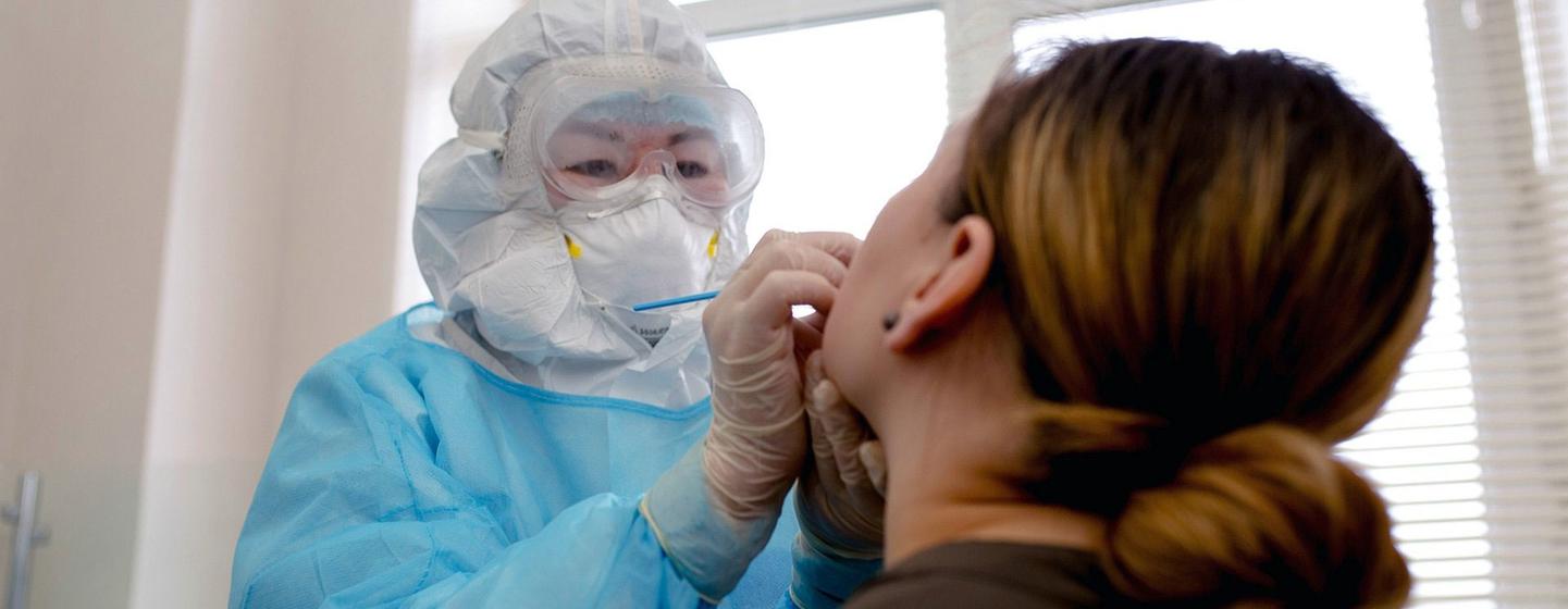 Une femme est testée pour la COVID-19 (photo d'archives).